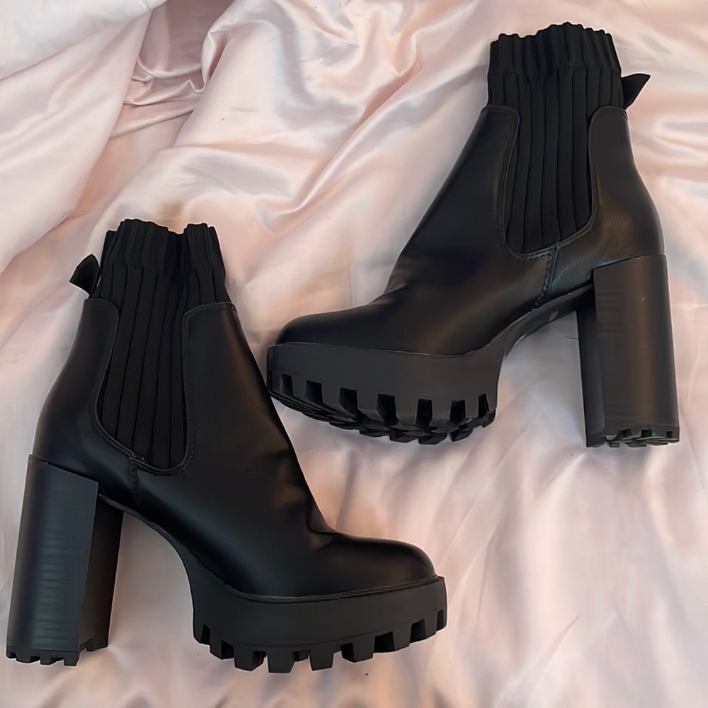 Black bamboo booties 🖤